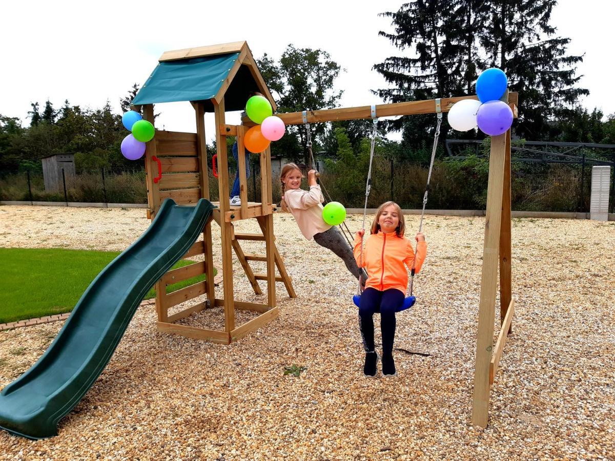 Boutique Odyseja & Spa Ciechocinek Exteriör bild Children playing on a swing