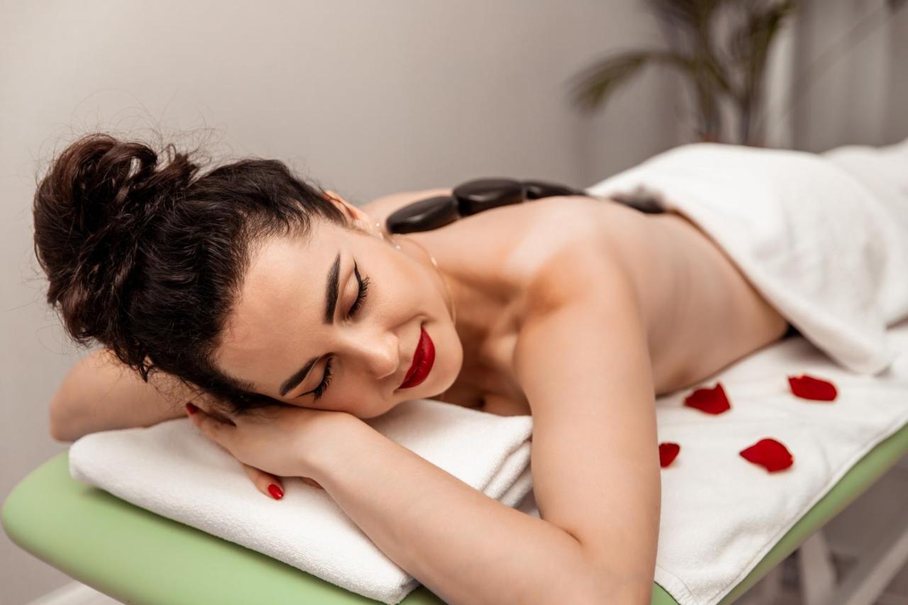 Boutique Odyseja & Spa Ciechocinek Exteriör bild A woman receiving a hot stone massage