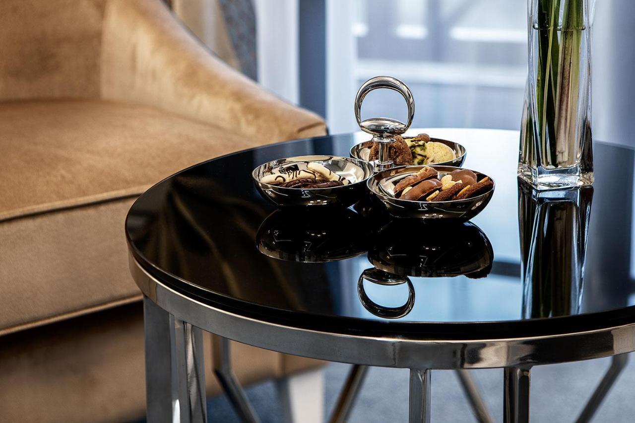 Boutique Odyseja & Spa Ciechocinek Exteriör bild A table with a black glass top