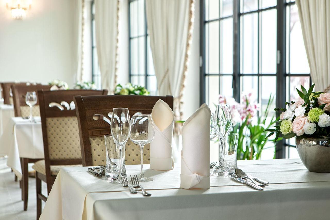 Boutique Odyseja & Spa Ciechocinek Exteriör bild A table set for fine dining